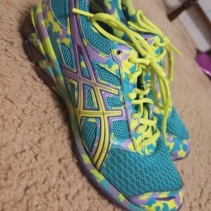 Womans sneakers size 7